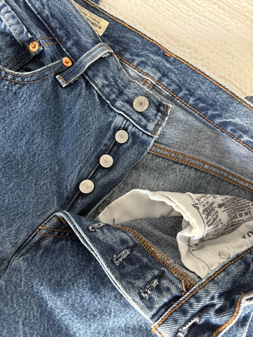 Levi's Women’s 501 90s Denim Jeans - Picture 3 of 4